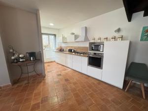 Η κουζίνα ή μικρή κουζίνα στο L'Odyssée de Mélyna entre Beaujolais & Bourgogne