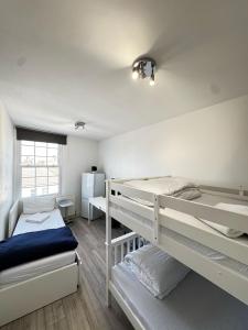 Ένα ή περισσότερα κρεβάτια σε δωμάτιο στο Family room in Zone 2