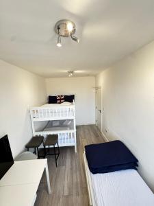 Ένα ή περισσότερα κρεβάτια σε δωμάτιο στο Family room in Zone 2