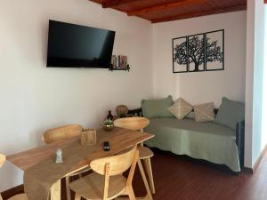 un soggiorno con un divano e un tavolo di Cabañas San Jorge a Bella Vista