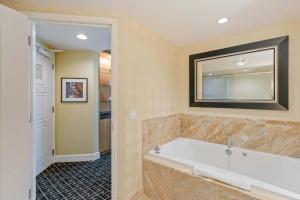 Ένα μπάνιο στο Stylish Renovated Studio at Trump Tower