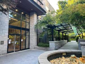 Modern 3-Bedroom Apartment in UBC في فانكوفر: منزل فيه نافورة امام مبنى