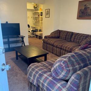 Televisyen dan/atau pusat hiburan di RFK Union Station free parking 1 bdrm