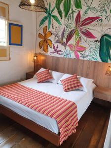 a bedroom with a bed with a colorful wall at Hostal Ciudad de Segorbe in Salento +44 photos