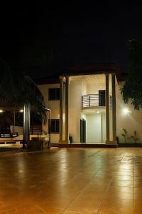 un cortile vuoto di una casa di notte di Cocovine Residence ad Ashonman
