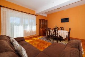 Μια τηλεόραση ή/και κέντρο ψυχαγωγίας στο Apartment Agava