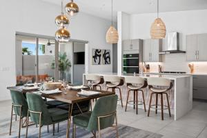 Køkken eller tekøkken på 1 mi from Tennis Garden - Corn hole - Pool Access