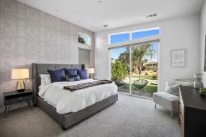 En eller flere senge i et værelse på 1 mi from Tennis Garden - Corn hole - Pool Access