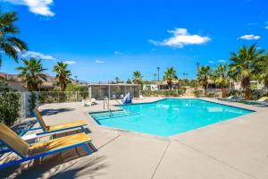 Swimmingpoolen hos eller tæt på 1 mi from Tennis Garden - Corn hole - Pool Access