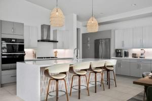 Køkken eller tekøkken på 1 mi from Tennis Garden - Corn hole - Pool Access + 27 billeder