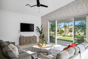 Et tv og/eller underholdning på 1 mi from Tennis Garden - Corn hole - Pool Access