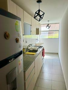 una cocina con fregadero y refrigerador en Departamento Céntrico Tucumán 1B, en San Miguel de Tucumán 7 fotos más