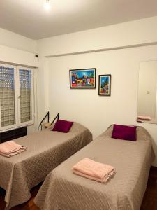 una habitación con dos camas y una ventana en Departamento Céntrico Tucumán 1B, en San Miguel de Tucumán