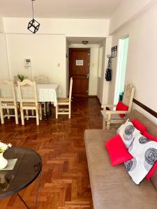 una sala de estar con un sofá y una mesa en Departamento Céntrico Tucumán 1B, en San Miguel de Tucumán