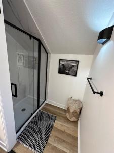 Ένα μπάνιο στο Modern Beach Retreat Pet Friendly Prime Location