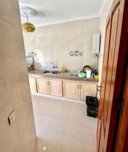 una cocina con fregadero y encimera en Mamoun allawii, en Asilah