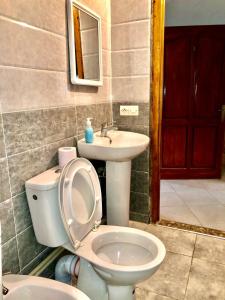 un baño con inodoro y lavabo en Mamoun allawii, en Asilah