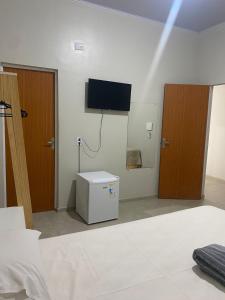 TV a/nebo společenská místnost v ubytování POUSADA E AGENCIA CLEDIO TURISMO