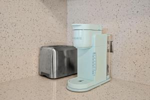 a blender and a toaster sitting on a counter at Terrace Allows Pets Free Parking Otium in Beltran