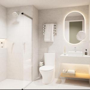 une salle de bain avec toilettes, douche et lavabo dans l'établissement ArqSuites Nações Unidas Transamerica Expo - Novo quarto privado dentro do Hotel, à São Paulo 15 autres photos