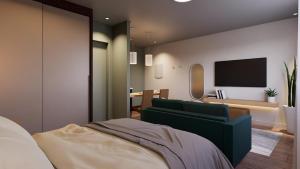 - un salon avec un canapé vert et une télévision dans l'établissement ArqSuites Nações Unidas Transamerica Expo - Novo quarto privado dentro do Hotel, à São Paulo