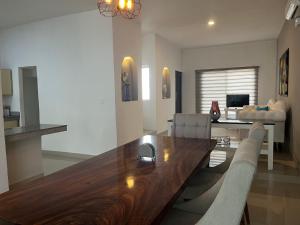 Confortable casa en Cozumel, cerca del mar #10 في كوزوميل: غرفة معيشة مع طاولة خشبية وأريكة