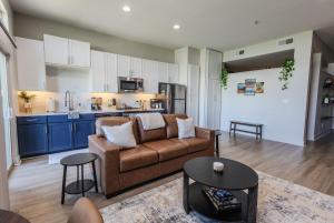 Η κουζίνα ή μικρή κουζίνα στο Luxury Skyline Escape, Sauna, King Bed, DT View +23 φωτογραφίες