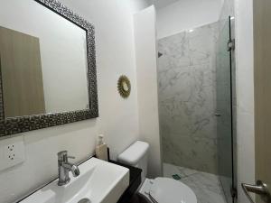 Confortable casa en Cozumel, cerca del mar #10 في كوزوميل: حمام مع حوض ودش