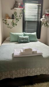 a bedroom with a bed with two towels on it at Oasis de comodidad Habitación individual o compartida in Jersey City