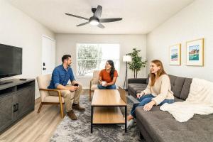 grupa ludzi siedzących w salonie w obiekcie Stylish 1BR Corporate Suite - Austin w mieście Austin