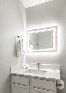 biała łazienka z umywalką i lustrem w obiekcie Stylish 1BR Corporate Suite - Austin w mieście Austin