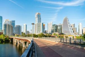 most nad rzeką w mieście z wysokimi budynkami w obiekcie Stylish 1BR Corporate Suite - Austin w mieście Austin