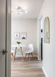 biała jadalnia ze stołem i krzesłem w obiekcie Stylish 1BR Corporate Suite - Austin w mieście Austin