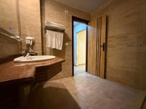 カイロにあるPyramids Lodgeのバスルーム(洗面台、ガラスドア付) +54枚の写真