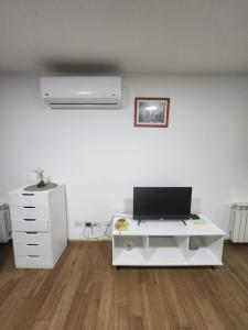 a room with a white desk with a laptop on it at Dpto Arroyito in Rosario
