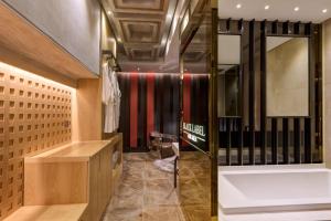vestidor con bañera y espejo en Hotel The Designers Kondae, en Seúl