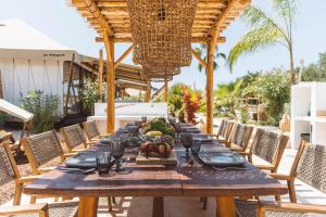 Restaurace v ubytování Glamping Resort Olive and Sea