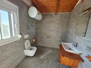 Ванная комната в Village Vila near the beach +22 фотографии