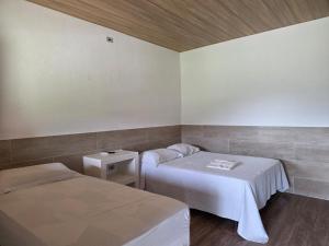 a room with two beds in a room at Pousada Hygge in Bonito