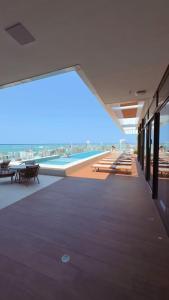 an empty building with a view of a swimming pool at Elegância e conforto a passos da Beira-mar in Fortaleza