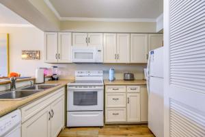 Ảnh trong thư viện ảnh của Eclectic Atlantic Beach Condo with Amenity Access! ở Atlantic Beach