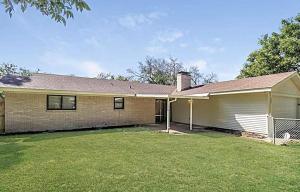 Una casa de ladrillo con césped delante. en Modern Living Meets Everyday Convenience, en Lancaster