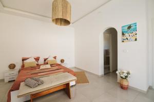 een witte kamer met een bed en een tafel bij Villa Dar Salama, 3 Chambres, Plage à 5 minutes in Midoun