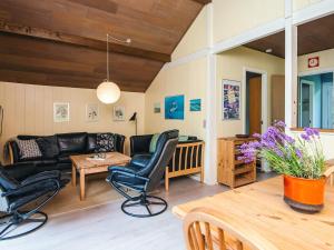 Posezení v ubytování 4 person holiday home in Skjern + 30 fotografií