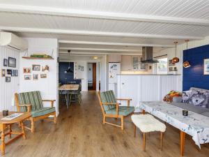 Torstedにある6 person holiday home in Thistedのリビングルーム(椅子、ソファ、テーブル付)