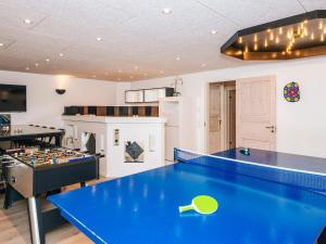 Televisyen dan/atau pusat hiburan di 5 star holiday home in Fårvang