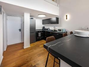 Herzliya PituahにあるBeachfront Sky Loftのテーブルと椅子のあるキッチンとダイニングルーム