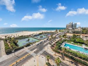 Herzliya PituahにあるBeachfront Sky Loftの通りとビーチのある都市の航空写真
