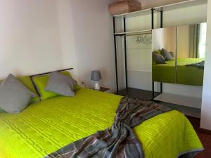 una camera da letto con un letto verde e uno specchio di Cabañas San Jorge a Bella Vista Altre 8 foto