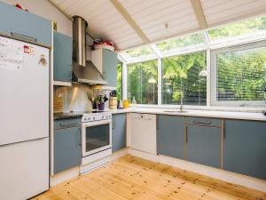 ティスヴィレライにある8 person holiday home in Tisvildelejeのキッチン(青と白の家電製品付)、窓 +40枚の写真